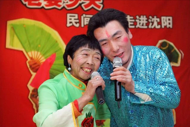 恭喜！53岁李玉成喜提新车后，第一件事情就是带着85岁妻子游玩