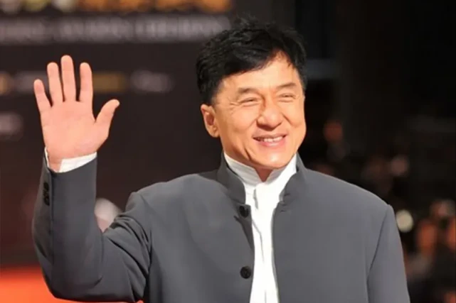 67岁成龙惹争议！与空姐亲密合影还送礼物，女方超高颜值抢眼