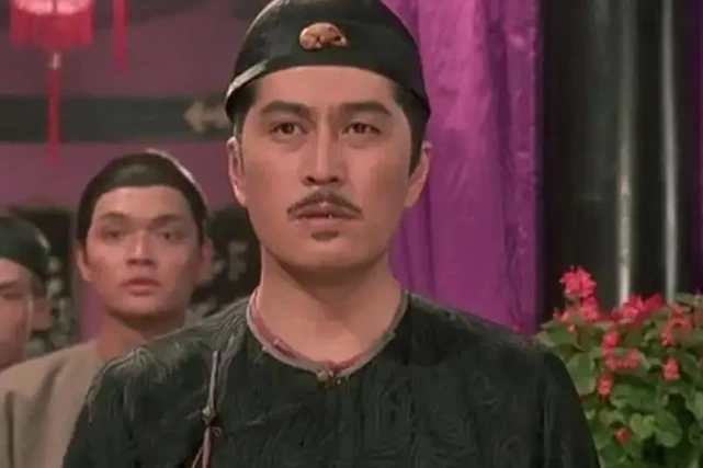 67岁老戏骨林威现身农村，坐在路边吃豆浆油条，津津有味惹人馋