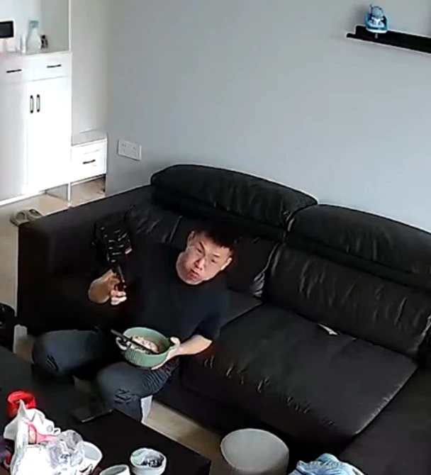 广西男子吃饭遭猫咪“暗算”，男子淡定，最后结果亮了