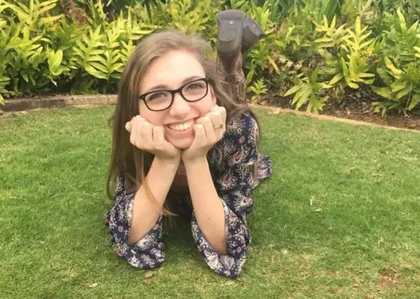 2恶犬疯啃800下“皮肤当场被扯掉” 美国22岁女五官全毁现身