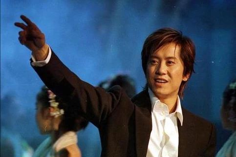 52岁毛宁靠商演捞金，身材壮硕脸部僵硬，搂近50岁美女富婆合唱