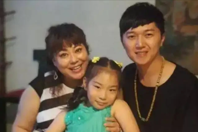 49岁女星李菁菁患癌后，小21岁丈夫悉心照料，把继女视作亲生女儿