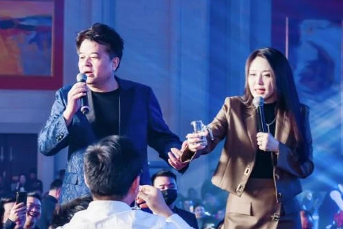 63岁毕姥爷现身商演，身材发福满脸皱纹，和年轻女伴搭档笑不拢嘴