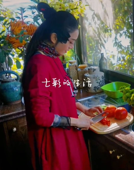 杨丽萍带小鸟用餐惹争议！公众人物连基本的生活常识都没有？