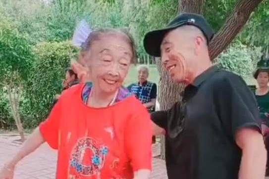 悲哀！85岁马玉琴穿旧衣，捡木柴，小丈夫李玉成却开豪车、穿貂？