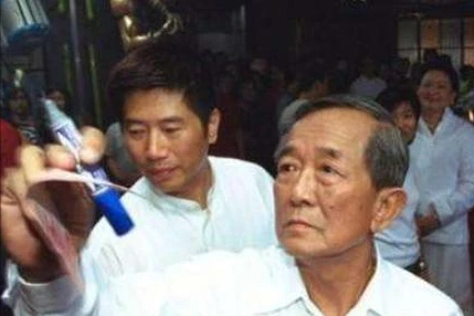 “摸顶”白龙王：13岁开天眼40岁成名，刘德华张国荣也曾是信徒？