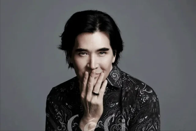 与女星叶倩文分手后，再无恋情传出的费翔，婚姻大事成母亲心病