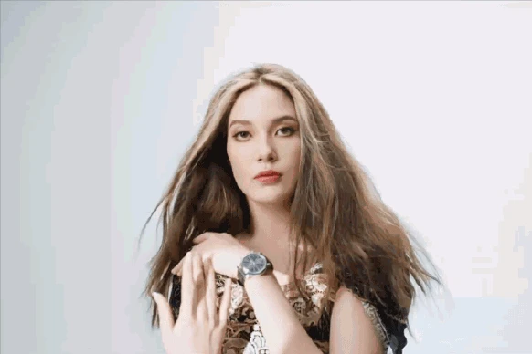 谷爱凌要进军演艺圈？与成龙合照笑容满面，拳击教练为成家班成员