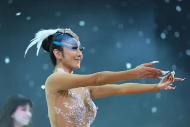 63岁杨丽萍两段婚姻失败后，再无恋情传出，如今因踩椅子争议不断