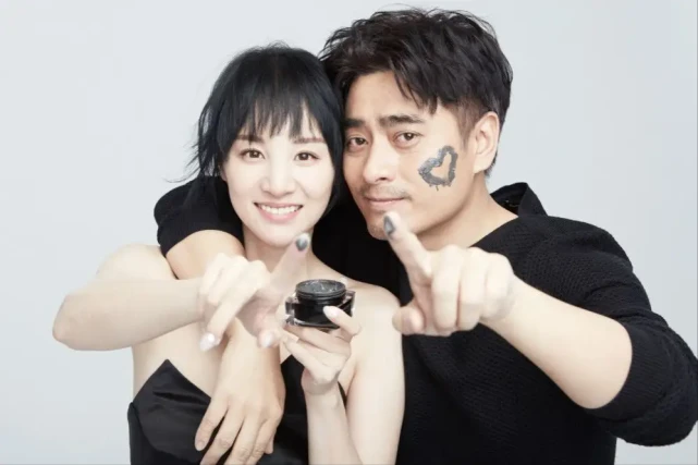 45岁男演员陈龙现身防疫地区，骑电车拿喇叭，为人引路喊人做核酸