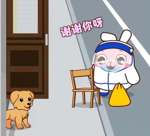 “大白”走累了坐在路边，金毛叫主人送来椅子，网友：懂事又暖心