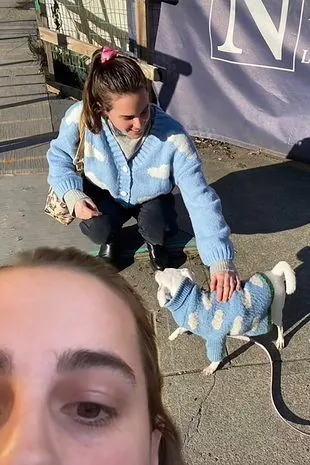 英国女子外出散步时与狗狗“撞衫”