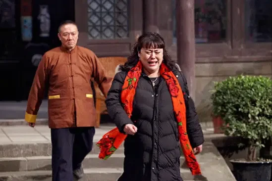 嫁小21岁丈夫被骂吃嫩草，带货没人敢买，51岁李菁菁在线求清白