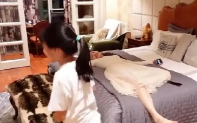 痞幼去男歌手家做客，地上“动物皮毯子”醒目，网友直言太残忍