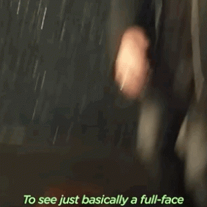 盲狗重见光明后，用自己最喜欢的玩具报答主人！