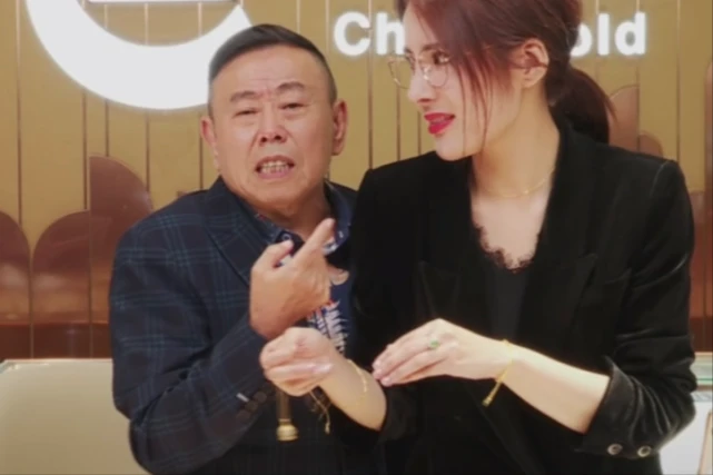 茅台直接降价2万元，声称和老板是朋友的潘长江，只要钱不要脸？