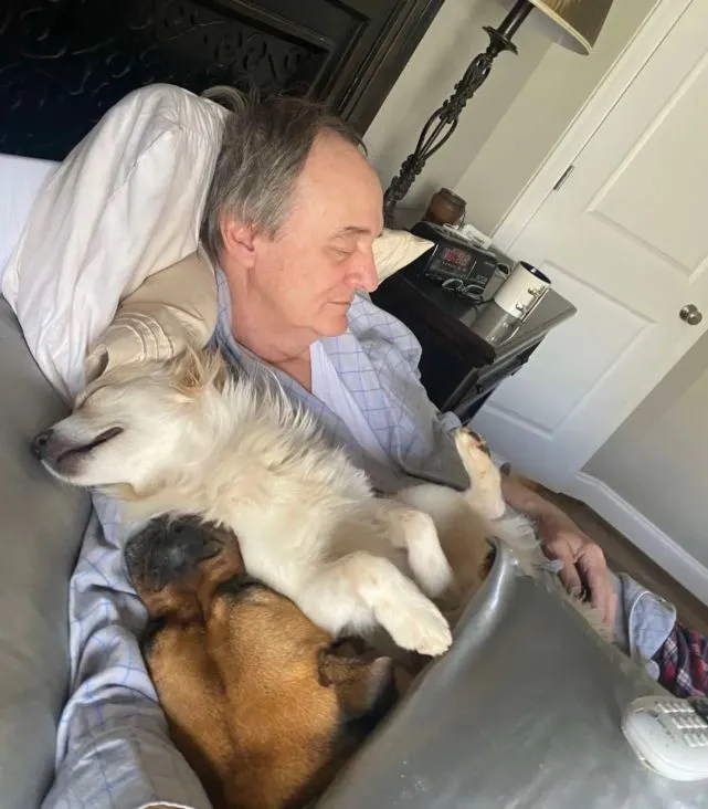 “老爸经常抱着邻居家的狗子睡觉……请问邻居看了会怎么想？”