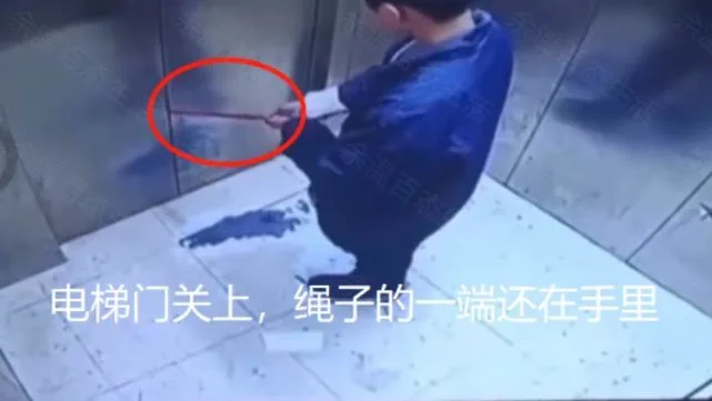 马鞍山：一男孩偷牵宠物狗后用电梯门将其吊死，警方已介入