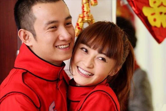 姚笛夫妇双双被拍，男方与美女牵手同玩耍，女方街头被异性亲？