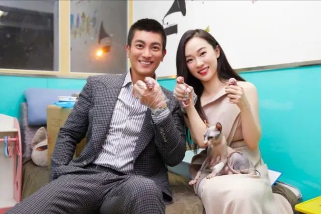 霍思燕晒自拍，开美颜难免臃肿，手上超大钻戒抢镜！