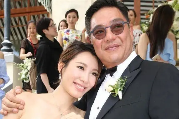 百亿阔太李美慧，晒一家人滑雪照，大25岁老公老当益壮