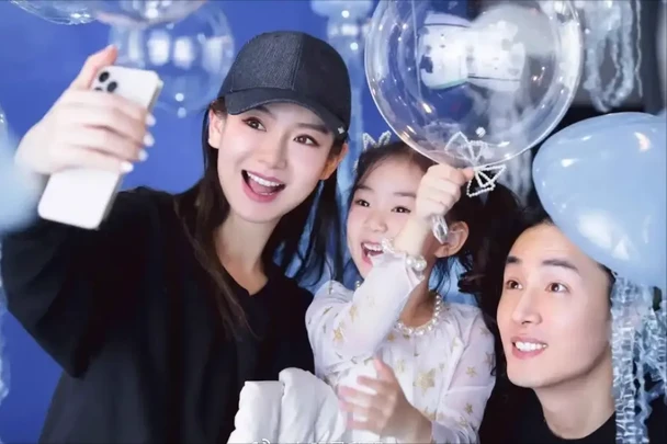 37岁戚薇现身医院，衣着宽松小腹微隆，疑似已怀二胎