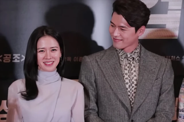 女神孙艺珍举办豪华婚礼，连换四套婚纱照，两人牵手甜笑像偶像剧