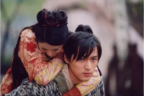 富豪老公被抓，安以轩化浓妆自拍，疑将复出赚钱还债