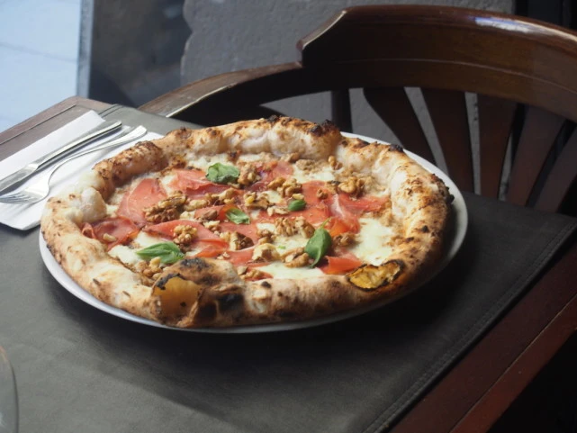 披萨、猫咪和金钱