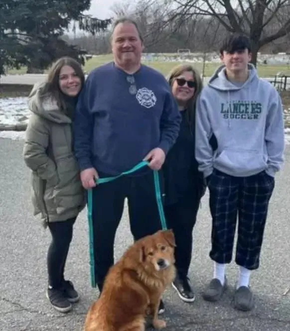 金毛被迫安乐死前，紧抱那人小腿不放，另一组织得知后，火速赶来