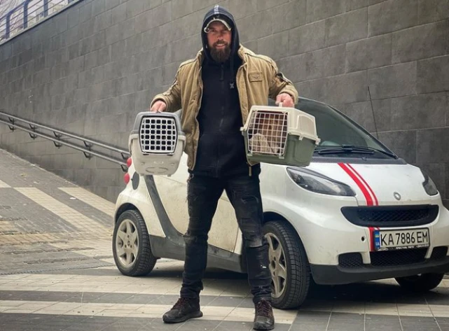 乌克兰男星勇闯战区救猫狗，一天救回33只宠物