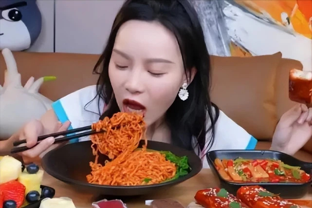 “高材生”博主小贝：坐拥1690W粉丝的她，被质疑催吐、假吃