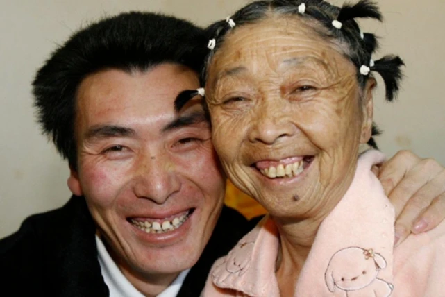 85岁马玉琴公园跳舞，小32岁的李玉成遭质疑，如今两人还有爱吗？