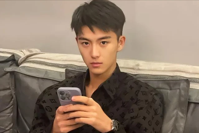 中传艺考“第一”林恩赐：颜值出众引关注，17岁身高已经1.84