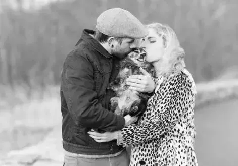 两人因它相识、相恋！婚礼当天，13岁狗狗身穿西装进场