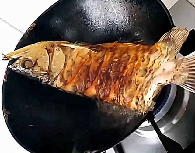 主人隔离断粮，无奈把金龙鱼当口粮，剖开鱼肚后，后悔死了