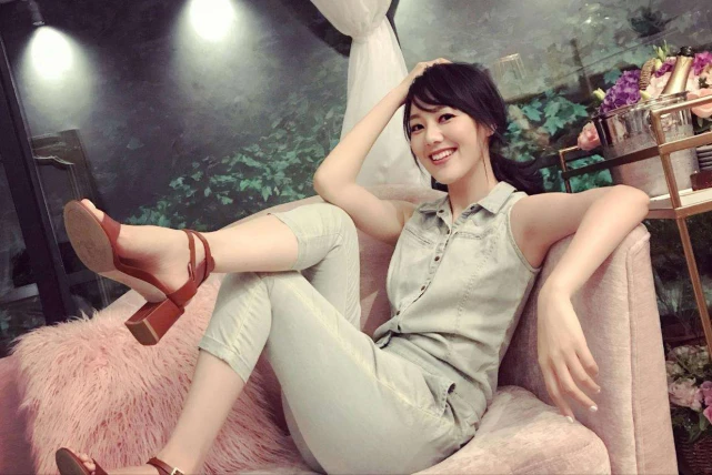 央视女主持王冠：5年后再度回归，被指曾经离开是因为曹可凡