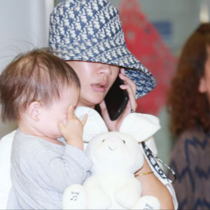 曹云金前妻小区跳舞！一字肩上衣锁骨明显，搭配高马尾像20几岁