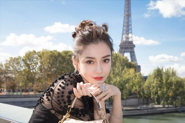 杨颖离婚后首次现身，素颜朝天手握祈福袋，拒绝与路人合影