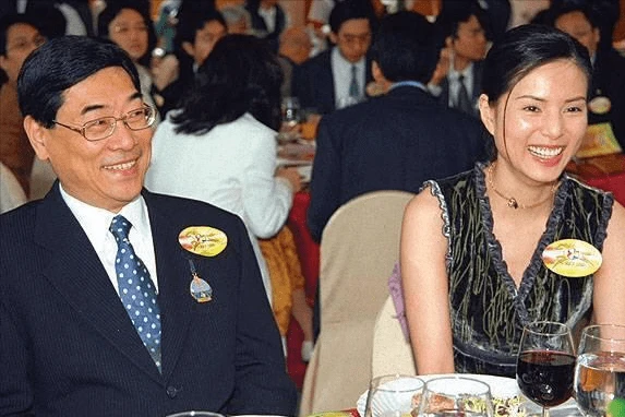 “小龙女”李若彤：和富商同居10年被分手，如今56岁仍旧单身