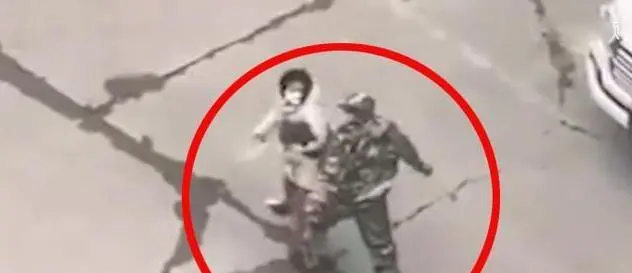 宠物狗的一泡尿引发男女大战，狗主人打人后遭男子7记重拳还猛踢面部