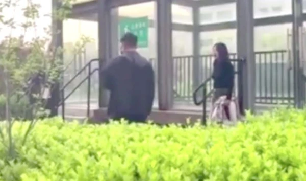 1岁孩子被狗扑倒父亲当众将狗摔死：“狗不该死，狗主人却该骂”