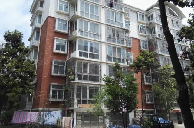 1岁男童被狗扑倒，爸爸当众将狗摔死，狗主人：它就舔了他手一下