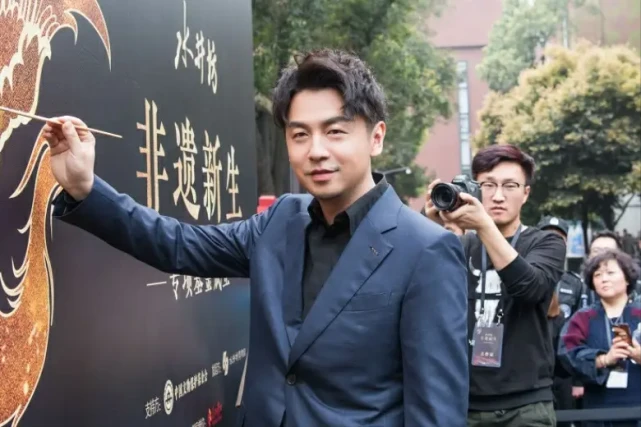 雷佳音一家三口罕见同框！女儿黄色上衣气质佳，继承爸妈高颜值