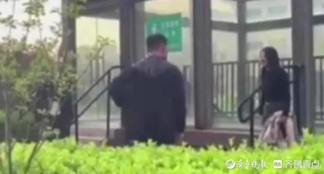 果然独家｜宠物狗没拴绳吓哭小孩，孩子父亲一怒之下将狗摔死