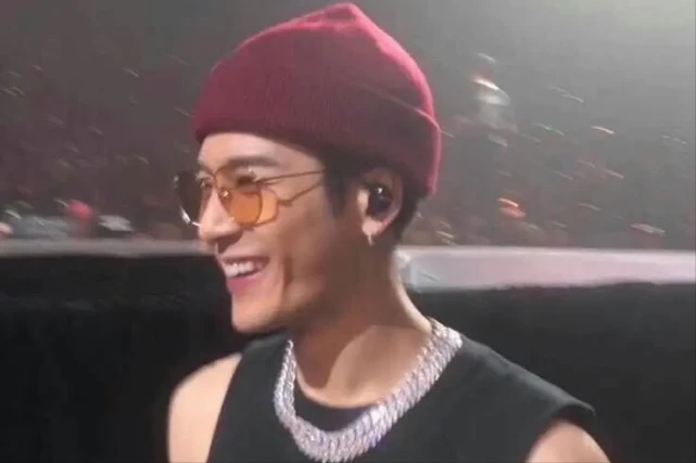 饭圈文化有多可怕？王嘉尔被指假唱，乐坛前辈为其发声被骂蹭热度