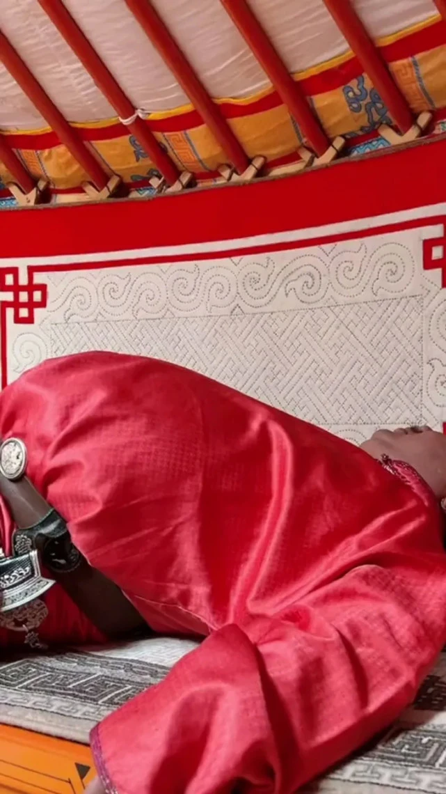 年入千万的恩克每天中午必睡一觉，衣帽整齐腰间别着匕首