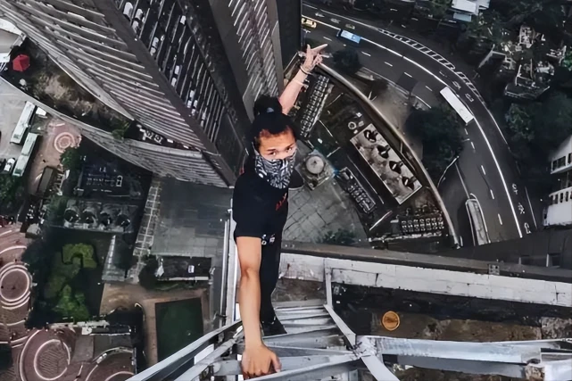 26岁吴永宁为10万报酬，攀爬百米高楼意外坠亡，继父：不是摔死