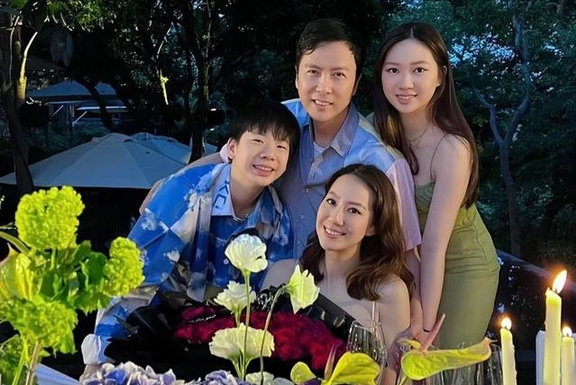 花式为妻子庆生，甄子丹私人飞机上线，一双儿女超高颜值引人注意